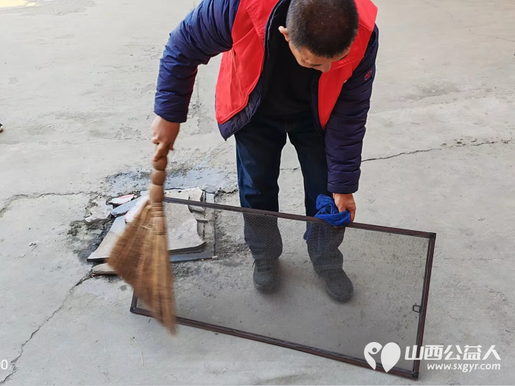 介休市敬老协会志愿者走进连福镇张良村入户81岁特困王培明、杨锡文老人家中为老人打扫室内外卫生做饭包饺子 - 第6张 - 山西公益人 介休市敬老协会志愿者走进连福镇张良村入户81岁特困王培明、杨锡文老人家中为老人打扫室内外卫生做饭包饺子 - 第6张