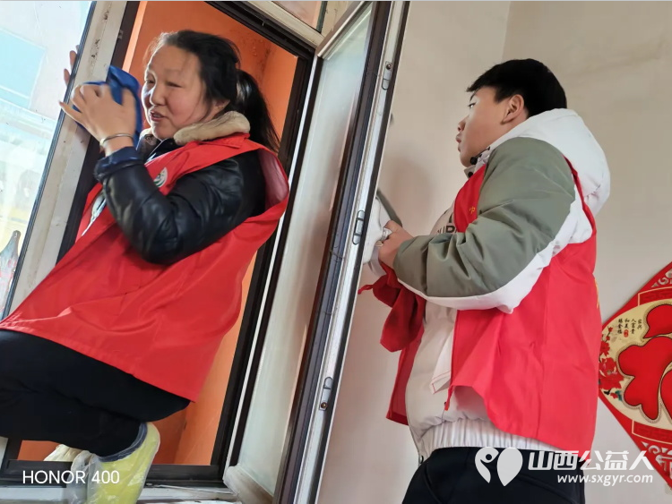 介休市敬老协会志愿者走进连福镇张良村入户81岁特困王培明、杨锡文老人家中为老人打扫室内外卫生做饭包饺子 - 第5张 - 山西公益人 介休市敬老协会志愿者走进连福镇张良村入户81岁特困王培明、杨锡文老人家中为老人打扫室内外卫生做饭包饺子 - 第5张