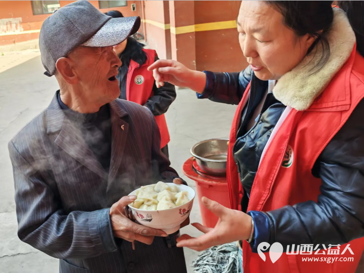 介休市敬老协会志愿者走进连福镇张良村入户81岁特困王培明、杨锡文老人家中为老人打扫室内外卫生做饭包饺子 - 第10张 - 山西公益人 介休市敬老协会志愿者走进连福镇张良村入户81岁特困王培明、杨锡文老人家中为老人打扫室内外卫生做饭包饺子 - 第10张