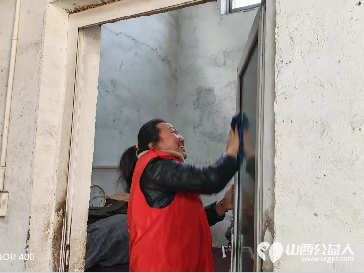 介休市敬老协会志愿者走进连福镇张良村入户81岁特困王培明、杨锡文老人家中为老人打扫室内外卫生做饭包饺子 - 第2张 - 山西公益人 介休市敬老协会志愿者走进连福镇张良村入户81岁特困王培明、杨锡文老人家中为老人打扫室内外卫生做饭包饺子 - 第2张