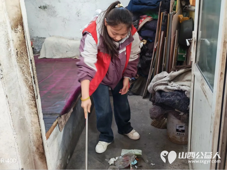 介休市敬老协会志愿者走进连福镇张良村入户81岁特困王培明、杨锡文老人家中为老人打扫室内外卫生做饭包饺子 - 第4张 - 山西公益人 介休市敬老协会志愿者走进连福镇张良村入户81岁特困王培明、杨锡文老人家中为老人打扫室内外卫生做饭包饺子 - 第4张