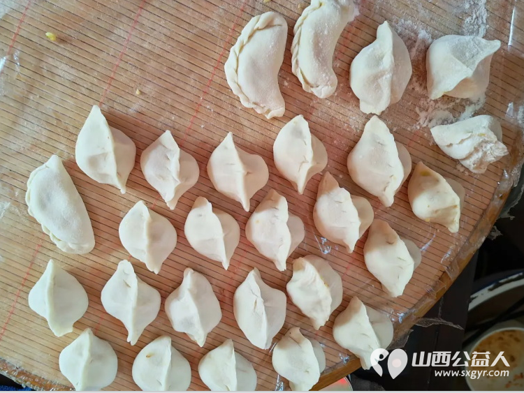 介休市敬老协会志愿者走进连福镇张良村入户81岁特困王培明、杨锡文老人家中为老人打扫室内外卫生做饭包饺子 - 第8张 - 山西公益人 介休市敬老协会志愿者走进连福镇张良村入户81岁特困王培明、杨锡文老人家中为老人打扫室内外卫生做饭包饺子 - 第8张