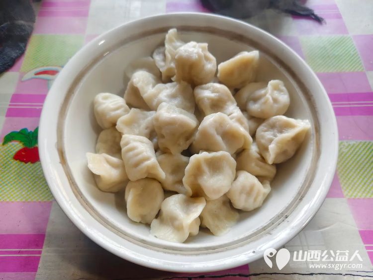 介休市敬老协会志愿者走进连福镇张良村入户81岁特困刘孝友老人家为老人打扫室内外卫生做饭包饺子 - 第9张 - 山西公益人 介休市敬老协会志愿者走进连福镇张良村入户81岁特困刘孝友老人家为老人打扫室内外卫生做饭包饺子 - 第9张