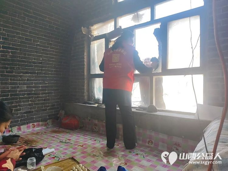 介休市敬老协会志愿者走进连福镇张良村入户81岁特困刘孝友老人家为老人打扫室内外卫生做饭包饺子 - 第3张 - 山西公益人 介休市敬老协会志愿者走进连福镇张良村入户81岁特困刘孝友老人家为老人打扫室内外卫生做饭包饺子 - 第3张