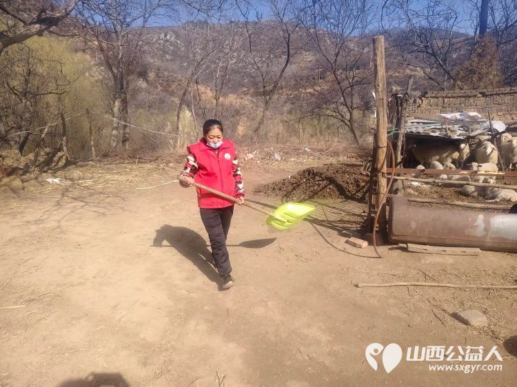 介休市敬老协会志愿者走进连福镇张良村入户81岁特困刘孝友老人家为老人打扫室内外卫生做饭包饺子 - 第6张 - 山西公益人 介休市敬老协会志愿者走进连福镇张良村入户81岁特困刘孝友老人家为老人打扫室内外卫生做饭包饺子 - 第6张