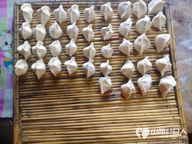 介休市敬老协会志愿者走进连福镇张良村入户81岁特困刘孝友老人家为老人打扫室内外卫生做饭包饺子 - 第8张 - 山西公益人 介休市敬老协会志愿者走进连福镇张良村入户81岁特困刘孝友老人家为老人打扫室内外卫生做饭包饺子 - 第8张