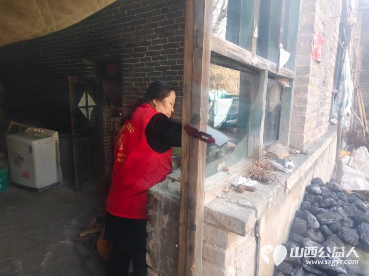 介休市敬老协会志愿者走进连福镇张良村入户81岁特困刘孝友老人家为老人打扫室内外卫生做饭包饺子 - 第4张 - 山西公益人 介休市敬老协会志愿者走进连福镇张良村入户81岁特困刘孝友老人家为老人打扫室内外卫生做饭包饺子 - 第4张