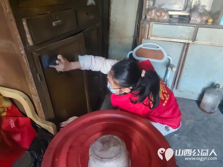 介休市敬老协会志愿者走进连福镇张良村入户81岁特困刘孝友老人家为老人打扫室内外卫生做饭包饺子 - 第7张 - 山西公益人 介休市敬老协会志愿者走进连福镇张良村入户81岁特困刘孝友老人家为老人打扫室内外卫生做饭包饺子 - 第7张