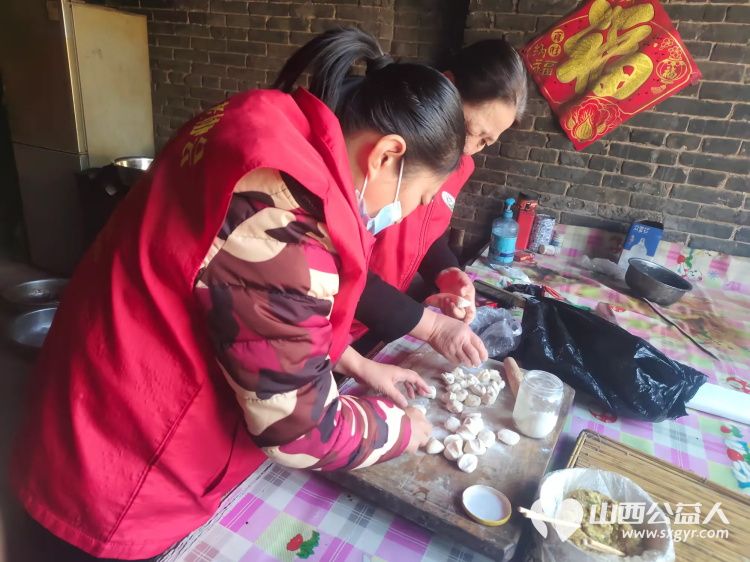 介休市敬老协会志愿者走进连福镇张良村入户81岁特困刘孝友老人家为老人打扫室内外卫生做饭包饺子 - 第1张 - 山西公益人 介休市敬老协会志愿者走进连福镇张良村入户81岁特困刘孝友老人家为老人打扫室内外卫生做饭包饺子 - 第1张