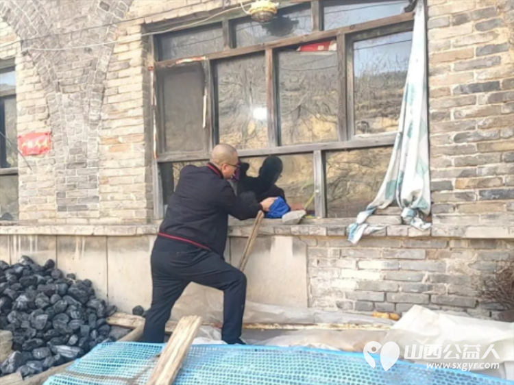 介休市敬老协会志愿者走进连福镇张良村入户81岁特困刘孝友老人家为老人打扫室内外卫生做饭包饺子 - 第5张 - 山西公益人 介休市敬老协会志愿者走进连福镇张良村入户81岁特困刘孝友老人家为老人打扫室内外卫生做饭包饺子 - 第5张