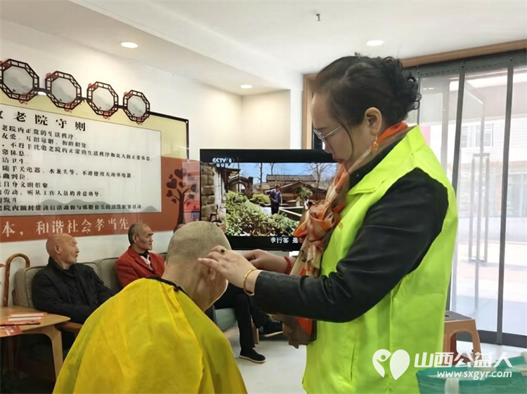晋城市绿丝带志愿者协会携手中国银行晋城矿区支行走进晋城霞光敬老院开展“情暖夕阳、爱心义剪”志愿者服务活动 - 第12张