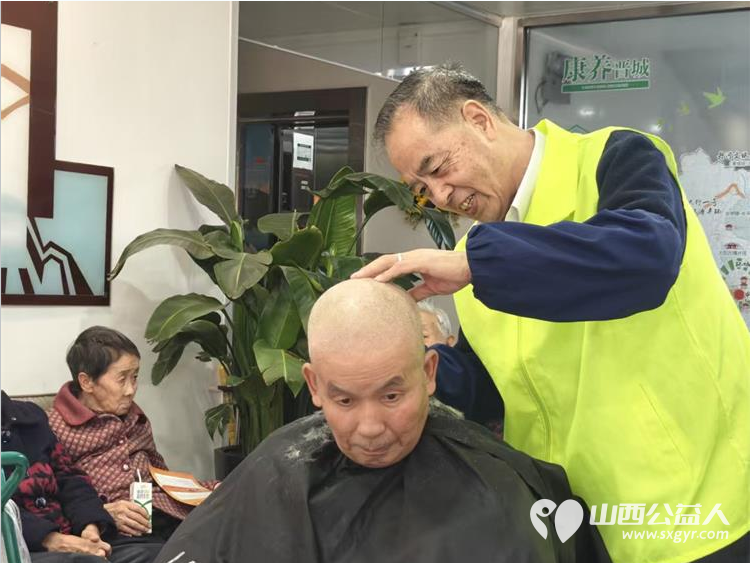 晋城市绿丝带志愿者协会携手中国银行晋城矿区支行走进晋城霞光敬老院开展“情暖夕阳、爱心义剪”志愿者服务活动 - 第8张