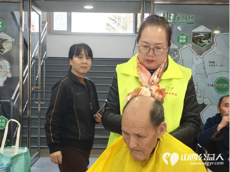 晋城市绿丝带志愿者协会携手中国银行晋城矿区支行走进晋城霞光敬老院开展“情暖夕阳、爱心义剪”志愿者服务活动 - 第9张