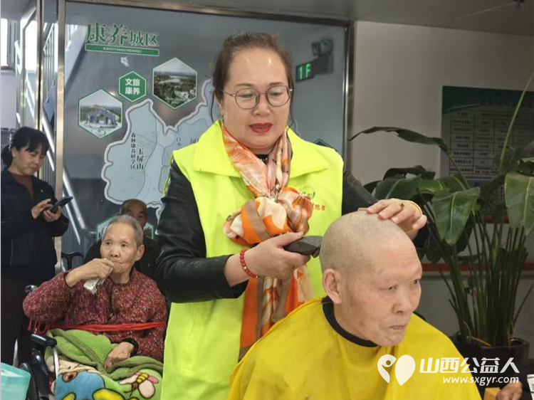 晋城市绿丝带志愿者协会携手中国银行晋城矿区支行走进晋城霞光敬老院开展“情暖夕阳、爱心义剪”志愿者服务活动 - 第7张