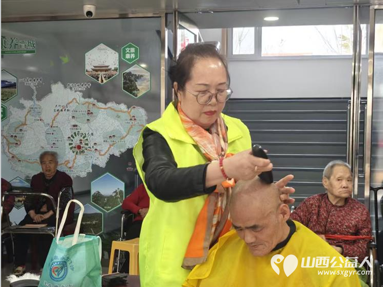 晋城市绿丝带志愿者协会携手中国银行晋城矿区支行走进晋城霞光敬老院开展“情暖夕阳、爱心义剪”志愿者服务活动 - 第3张