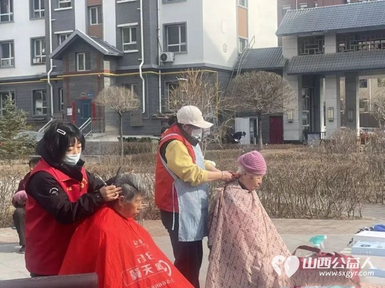 龙抬头里见温情爱心义剪暖民心----浑源县残联扶残助残志愿者协会联合永安镇步云社区及物业开展志愿服务活动为每一位老人修剪头发 - 第33张