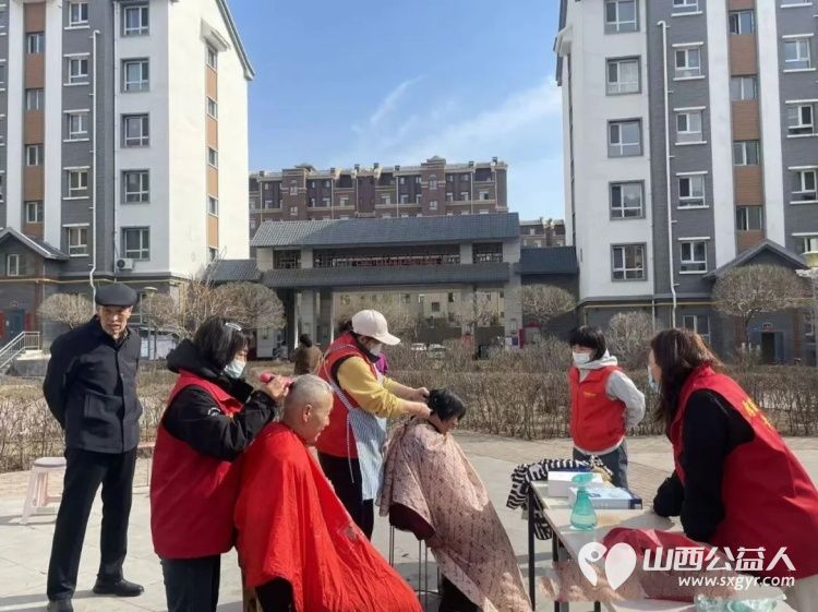 龙抬头里见温情爱心义剪暖民心----浑源县残联扶残助残志愿者协会联合永安镇步云社区及物业开展志愿服务活动为每一位老人修剪头发 - 第32张
