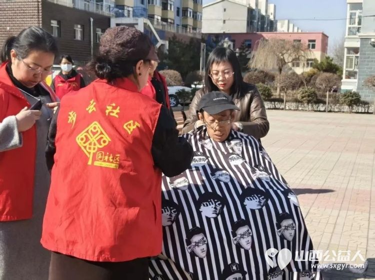 龙抬头里见温情爱心义剪暖民心----浑源县残联扶残助残志愿者协会联合永安镇步云社区及物业开展志愿服务活动为每一位老人修剪头发 - 第31张