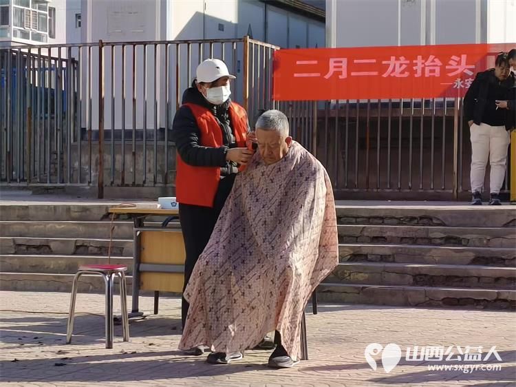 龙抬头里见温情爱心义剪暖民心----浑源县残联扶残助残志愿者协会联合永安镇步云社区及物业开展志愿服务活动为每一位老人修剪头发 - 第27张
