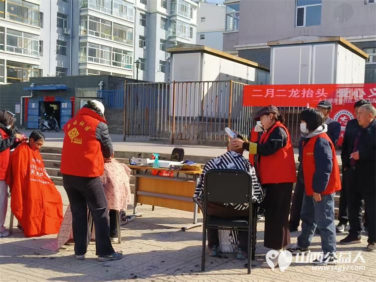 龙抬头里见温情爱心义剪暖民心----浑源县残联扶残助残志愿者协会联合永安镇步云社区及物业开展志愿服务活动为每一位老人修剪头发 - 第25张