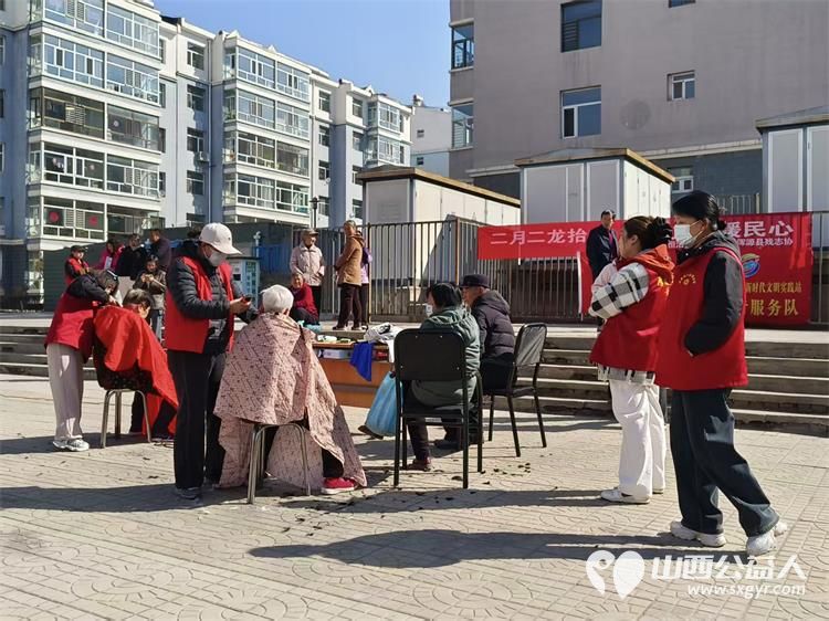 龙抬头里见温情爱心义剪暖民心----浑源县残联扶残助残志愿者协会联合永安镇步云社区及物业开展志愿服务活动为每一位老人修剪头发 - 第26张