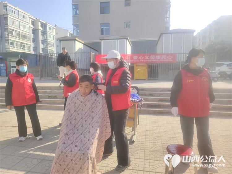 龙抬头里见温情爱心义剪暖民心----浑源县残联扶残助残志愿者协会联合永安镇步云社区及物业开展志愿服务活动为每一位老人修剪头发 - 第24张
