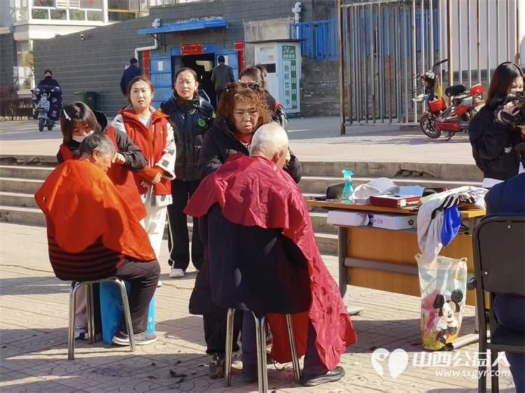 龙抬头里见温情爱心义剪暖民心----浑源县残联扶残助残志愿者协会联合永安镇步云社区及物业开展志愿服务活动为每一位老人修剪头发 - 第23张