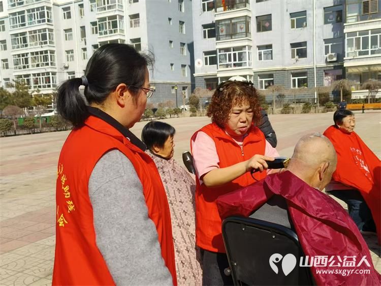 龙抬头里见温情爱心义剪暖民心----浑源县残联扶残助残志愿者协会联合永安镇步云社区及物业开展志愿服务活动为每一位老人修剪头发 - 第21张