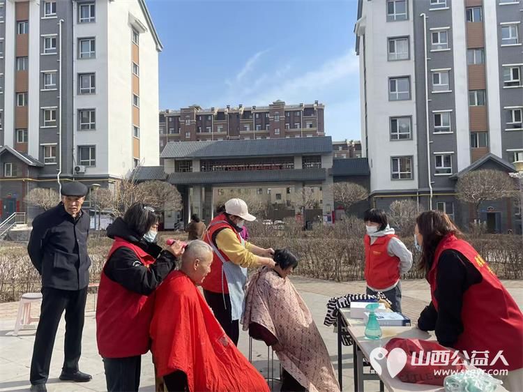 龙抬头里见温情爱心义剪暖民心----浑源县残联扶残助残志愿者协会联合永安镇步云社区及物业开展志愿服务活动为每一位老人修剪头发 - 第18张
