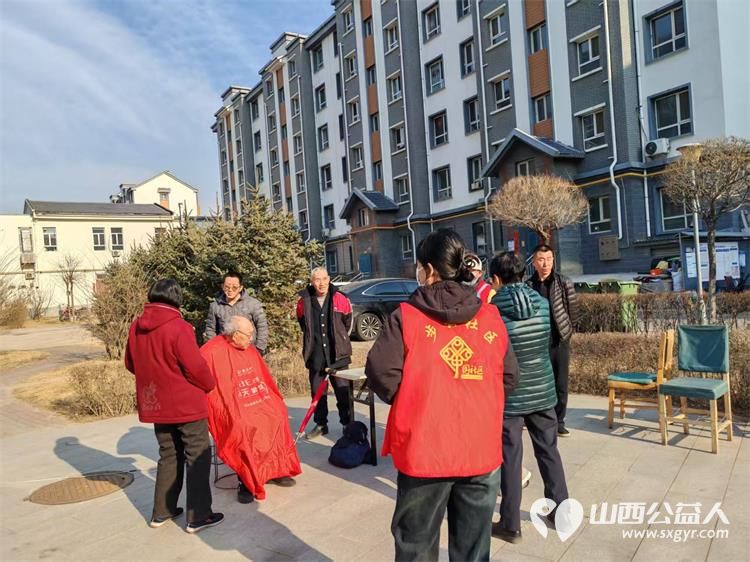 龙抬头里见温情爱心义剪暖民心----浑源县残联扶残助残志愿者协会联合永安镇步云社区及物业开展志愿服务活动为每一位老人修剪头发 - 第15张
