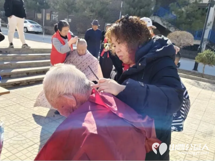 龙抬头里见温情爱心义剪暖民心----浑源县残联扶残助残志愿者协会联合永安镇步云社区及物业开展志愿服务活动为每一位老人修剪头发 - 第16张