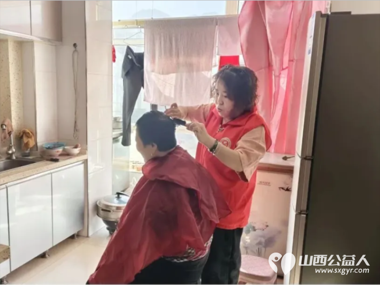 龙抬头里见温情爱心义剪暖民心----浑源县残联扶残助残志愿者协会联合永安镇步云社区及物业开展志愿服务活动为每一位老人修剪头发 - 第14张