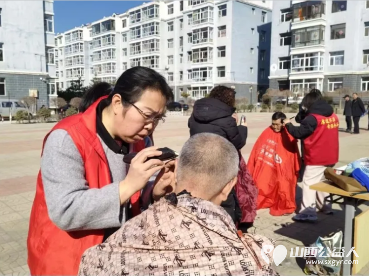 龙抬头里见温情爱心义剪暖民心----浑源县残联扶残助残志愿者协会联合永安镇步云社区及物业开展志愿服务活动为每一位老人修剪头发 - 第9张