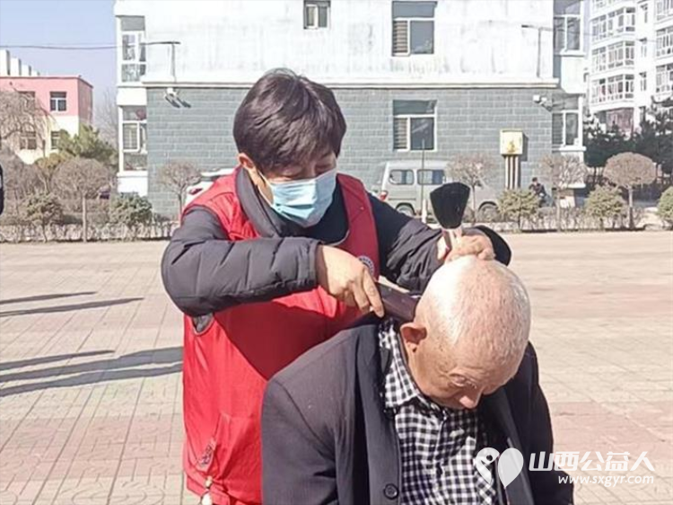 龙抬头里见温情爱心义剪暖民心----浑源县残联扶残助残志愿者协会联合永安镇步云社区及物业开展志愿服务活动为每一位老人修剪头发 - 第12张