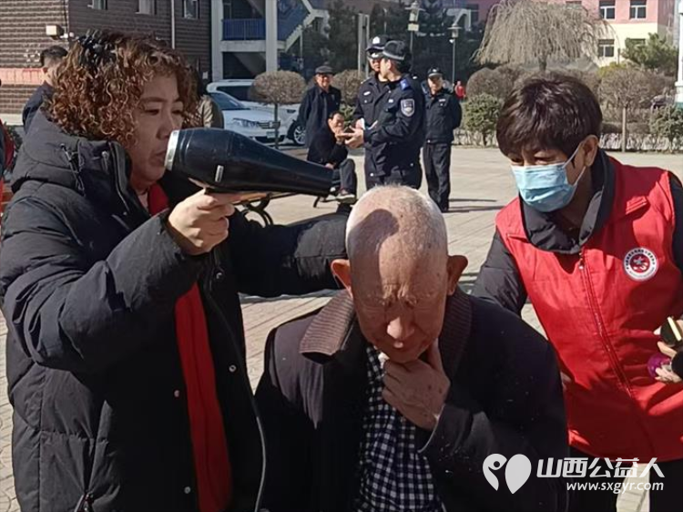龙抬头里见温情爱心义剪暖民心----浑源县残联扶残助残志愿者协会联合永安镇步云社区及物业开展志愿服务活动为每一位老人修剪头发 - 第3张