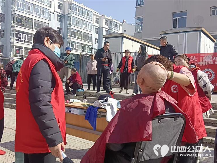 龙抬头里见温情爱心义剪暖民心----浑源县残联扶残助残志愿者协会联合永安镇步云社区及物业开展志愿服务活动为每一位老人修剪头发 - 第7张