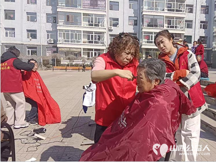 龙抬头里见温情爱心义剪暖民心----浑源县残联扶残助残志愿者协会联合永安镇步云社区及物业开展志愿服务活动为每一位老人修剪头发 - 第6张