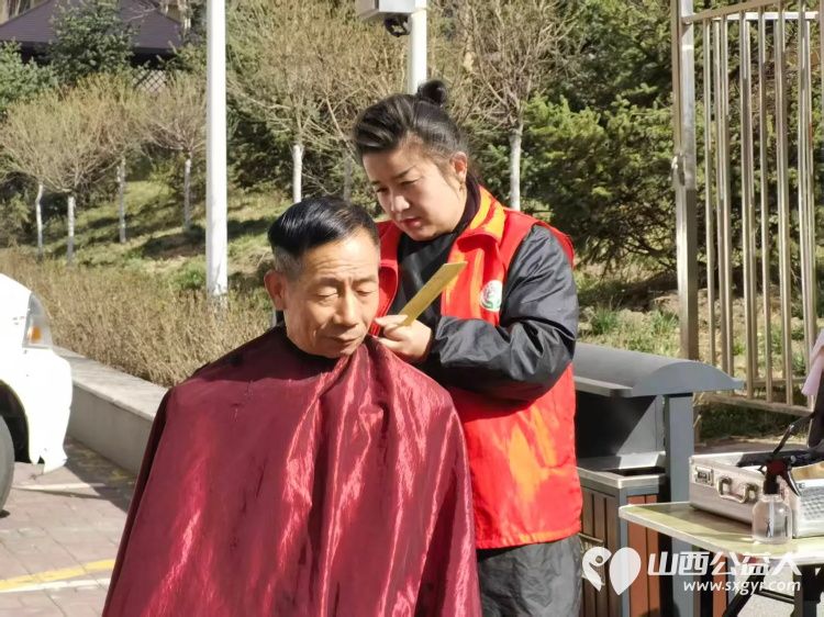 志愿服务进社区健康活动暖人心----介休市敬老协会3月22日组织志愿者在介休市北关街道文峰街社区为社区所有老人爱心理发义诊 - 第5张 - 山西公益人 志愿服务进社区健康活动暖人心----介休市敬老协会3月22日组织志愿者在介休市北关街道文峰街社区为社区所有老人爱心理发义诊 - 第5张