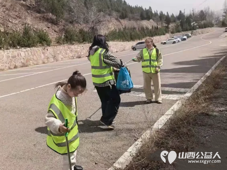 净山护绿法润西山 文水县爱心帮扶志愿者协会以行动绘就生态画卷走进文水县西山公园,开展捡拾白色垃圾守护青山环境的环保志愿活动 - 第5张 - 山西公益人 净山护绿法润西山 文水县爱心帮扶志愿者协会以行动绘就生态画卷走进文水县西山公园,开展捡拾白色垃圾守护青山环境的环保志愿活动 - 第5张
