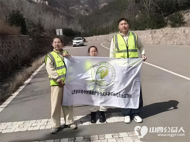 净山护绿法润西山 文水县爱心帮扶志愿者协会以行动绘就生态画卷走进文水县西山公园,开展捡拾白色垃圾守护青山环境的环保志愿活动 - 第1张 - 山西公益人 净山护绿法润西山 文水县爱心帮扶志愿者协会以行动绘就生态画卷走进文水县西山公园,开展捡拾白色垃圾守护青山环境的环保志愿活动 - 第1张