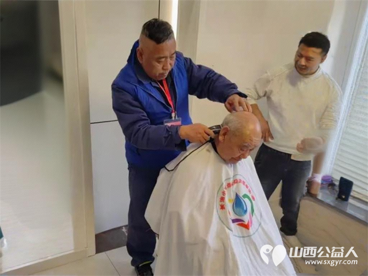 上门免费理发 长治市小雨点公益志愿者协会志愿者在二月二为老人上门免费理发还要定期的经常性的把这项便民活动更深入的开展下去 - 第2张 - 山西公益人 上门免费理发 长治市小雨点公益志愿者协会志愿者在二月二为老人上门免费理发还要定期的经常性的把这项便民活动更深入的开展下去 - 第2张