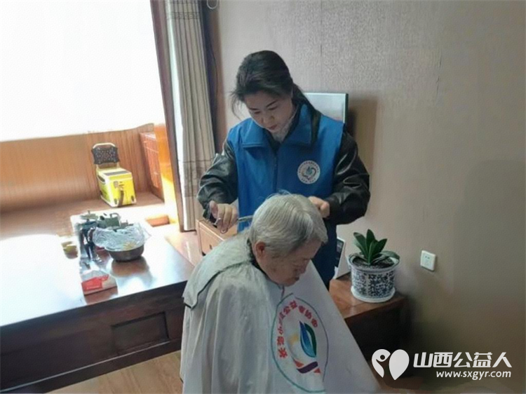 上门免费理发 长治市小雨点公益志愿者协会志愿者在二月二为老人上门免费理发还要定期的经常性的把这项便民活动更深入的开展下去 - 第4张 - 山西公益人 上门免费理发 长治市小雨点公益志愿者协会志愿者在二月二为老人上门免费理发还要定期的经常性的把这项便民活动更深入的开展下去 - 第4张
