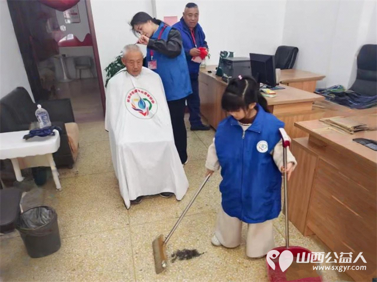 上门免费理发 长治市小雨点公益志愿者协会志愿者在二月二为老人上门免费理发还要定期的经常性的把这项便民活动更深入的开展下去 - 第7张 - 山西公益人 上门免费理发 长治市小雨点公益志愿者协会志愿者在二月二为老人上门免费理发还要定期的经常性的把这项便民活动更深入的开展下去 - 第7张