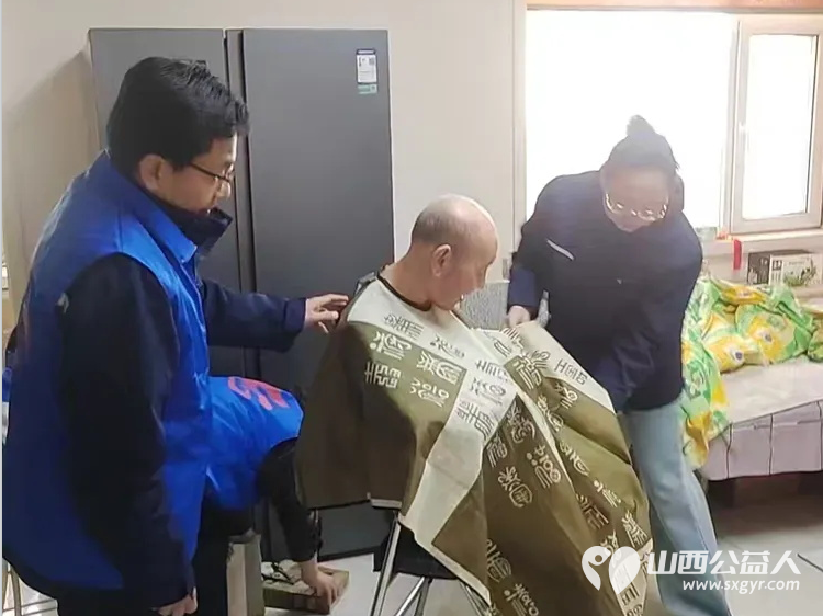 上门免费理发 长治市小雨点公益志愿者协会志愿者在二月二为老人上门免费理发还要定期的经常性的把这项便民活动更深入的开展下去 - 第3张 - 山西公益人 上门免费理发 长治市小雨点公益志愿者协会志愿者在二月二为老人上门免费理发还要定期的经常性的把这项便民活动更深入的开展下去 - 第3张
