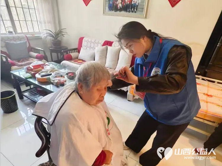 上门免费理发 长治市小雨点公益志愿者协会志愿者在二月二为老人上门免费理发还要定期的经常性的把这项便民活动更深入的开展下去 - 第5张 - 山西公益人 上门免费理发 长治市小雨点公益志愿者协会志愿者在二月二为老人上门免费理发还要定期的经常性的把这项便民活动更深入的开展下去 - 第5张