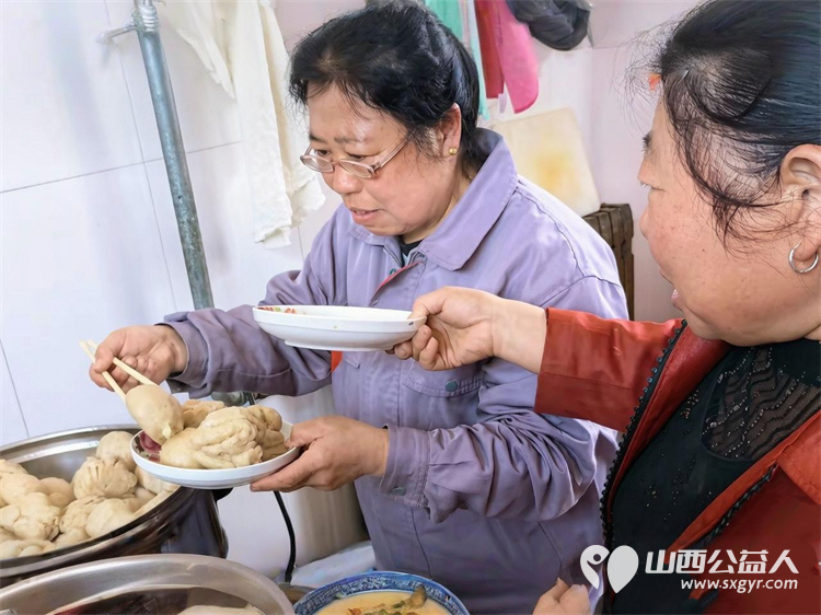 太原市龙城义工组织志愿者去寿阳县石河村养老院学雷锋活动关爱老人是藏在每一次耐心陪伴每一个举动里的温柔 - 第13张