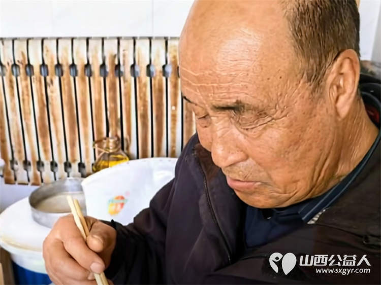 太原市龙城义工组织志愿者去寿阳县石河村养老院学雷锋活动关爱老人是藏在每一次耐心陪伴每一个举动里的温柔 - 第11张