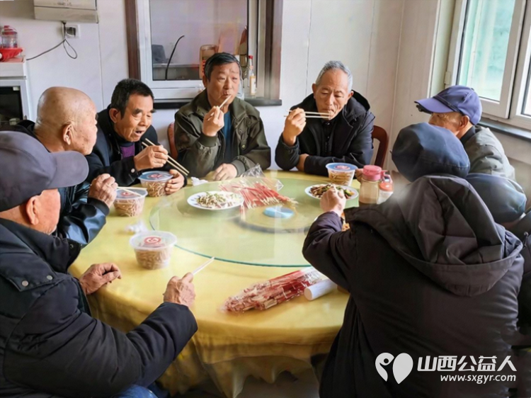 太原市龙城义工组织志愿者去寿阳县石河村养老院学雷锋活动关爱老人是藏在每一次耐心陪伴每一个举动里的温柔 - 第17张