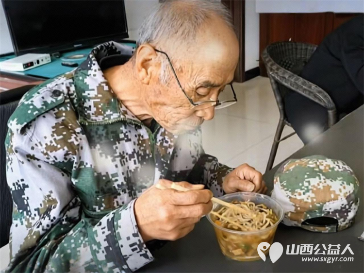 太原市龙城义工组织志愿者去寿阳县石河村养老院学雷锋活动关爱老人是藏在每一次耐心陪伴每一个举动里的温柔 - 第8张