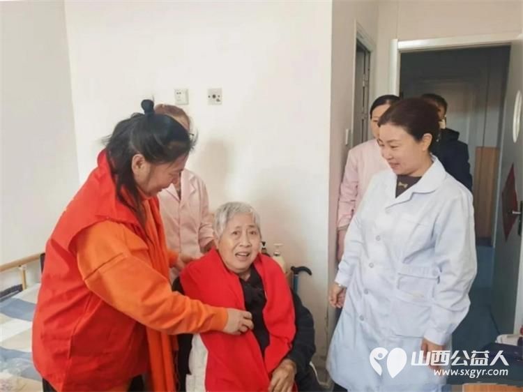 红围巾暖津门心相伴慰夕阳 长治市正能量公益协会海燕教育培训团队走进天津市河东区鸿寿丰泰养老院为老人送去一对一心理慰藉与暖心关怀 - 第2张 - 山西公益人 红围巾暖津门心相伴慰夕阳 长治市正能量公益协会海燕教育培训团队走进天津市河东区鸿寿丰泰养老院为老人送去一对一心理慰藉与暖心关怀 - 第2张